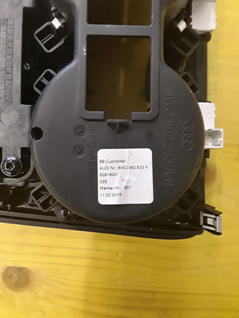 Audi A4 8W  Abdeckung soul/alu standard 8W1 713 111 C und 8W0 862 533 A  Getränkehalter soul (schwarz)