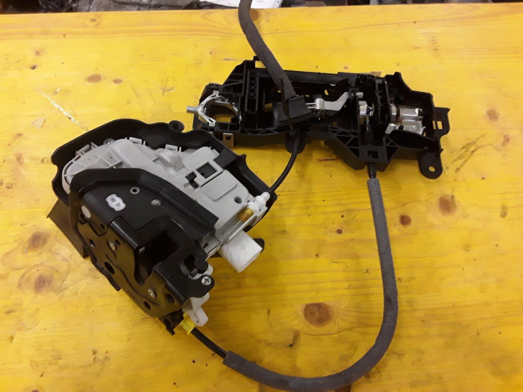 Audi A4 8W  Türschloss 8X1 837 016 B    Abdeckung für Türschloss 8W1 837 349 A