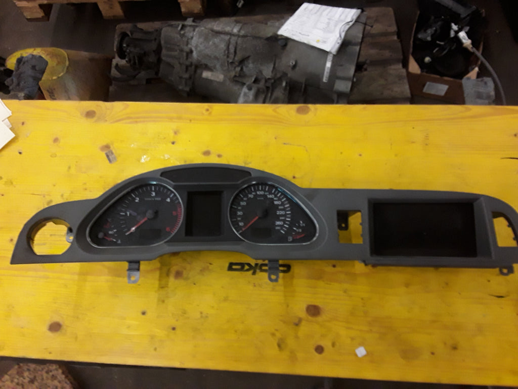 Audi A6 4F  Blende für Instrumente 4F1 857 115 D    Kombiinstrument 4F0 920 934 GX    Anzeigeeinheit 8T0 919 603 C